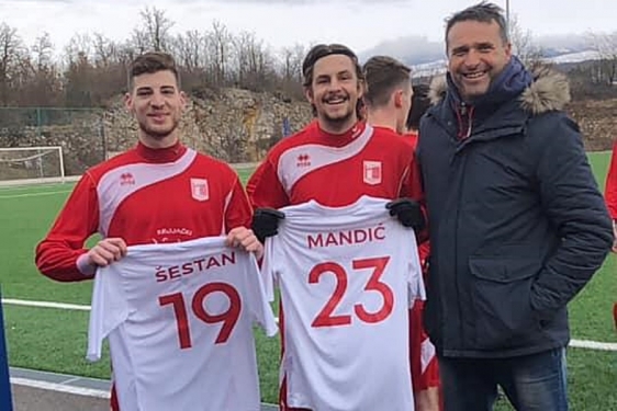 Novi igrači Halubjana Lovro Šestan i Dino Mandić dobili od Marinka Koljanina dresove na rastanku od Orijenta