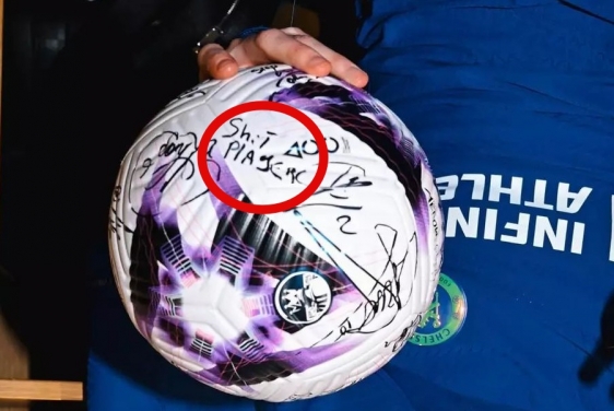 Cole Palmer dobio loptu s čudnim potpisom, neki suigrač pokušao biti duhovit kao Željko Sopić