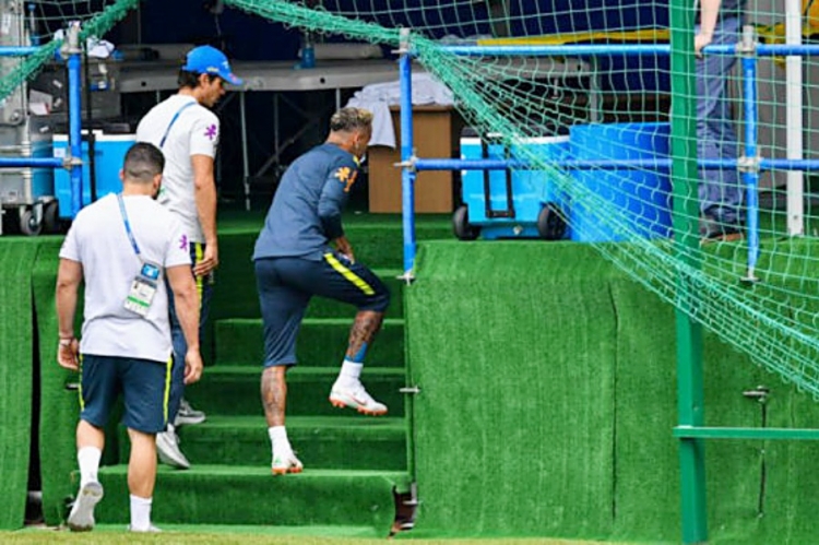 Neymar zabrinuo Brazilce kada je otišao s igrališta