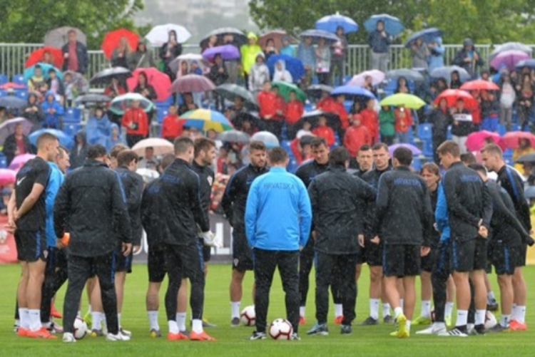 Hrvatska nogometna reprezentacija trenirala u Omišu, kiša pokvarila druženje