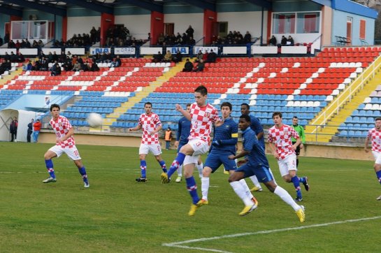 Matej Mršić odnosi loptu ispred obrane