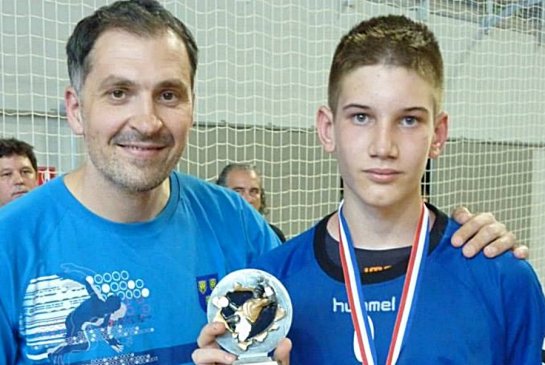 Petar Metličić uručio je Tinu Lučinu nagradu za MVP igrača državnog prvenstva