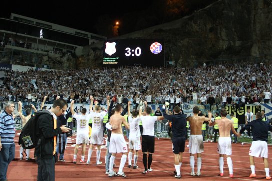 Semafor sve govori - Nogometaši Rijeke slave pobjedu s navijačima