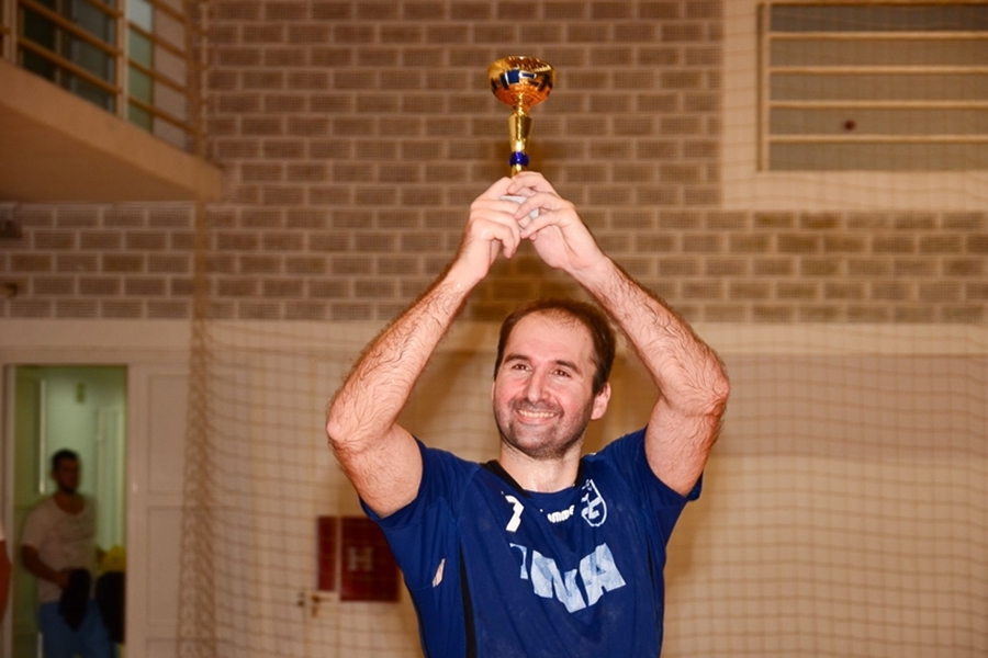 Milan Uzelac podiže pehar za najboljeg igrača