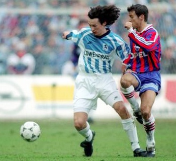 Bildnummer: 03485539  Datum: 02.03.1996  Copyright: imago/Kicker/LiedelElvis Brajkovic (1860, li.) gegen Mehmet Scholl (Bayern); FC Bayern München - TSV 1860 München 4:2, Derby, Lokalderby, Ortsderby, Stadtderby, Vneg, quer, Zweikampf, Ball DEUTSCHSPRACHIGE SPORTZEITSCHRIFTEN UND -ZEITUNGEN NUR NACH RÜCKSPRACHE, Saison 1995/1996 München Dynamik,  Fußball 1. BL Herren Mannschaft Deutschland Gruppenbild Aktion Personen