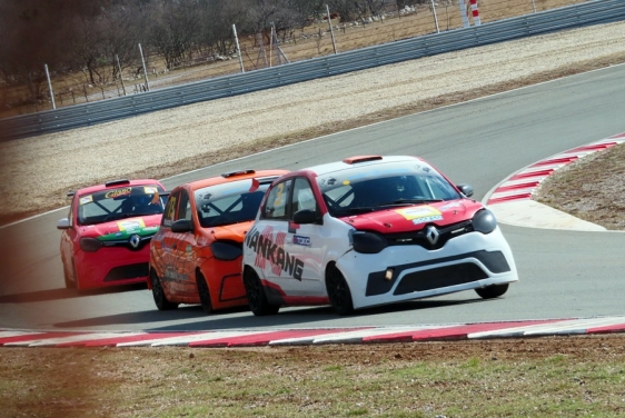 Otvorena nova sezona na Grobniku, Twingo endurance okupio 40 vozačica i vozača