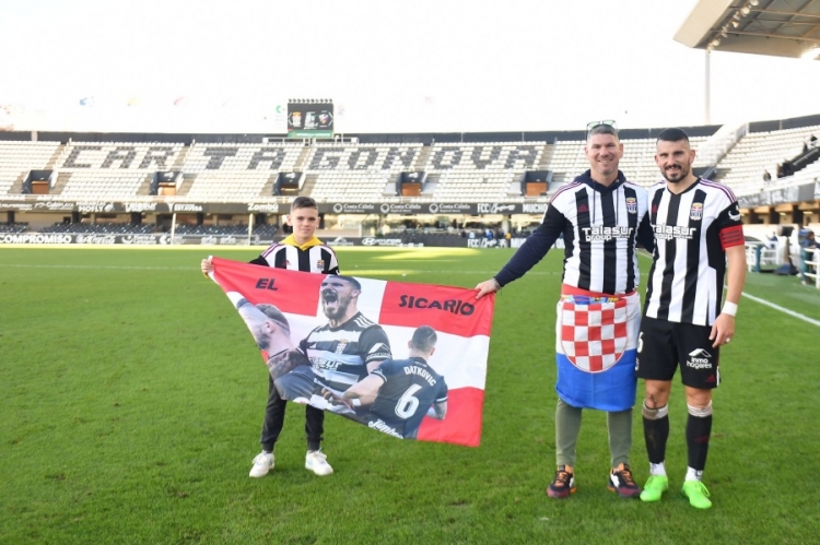 Duje, Marin i Toni Datković na stadionu Cartagene