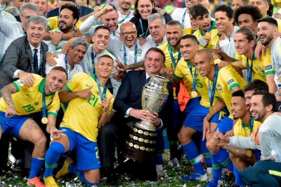  Jair Bolsonaro s trofejom Copa America