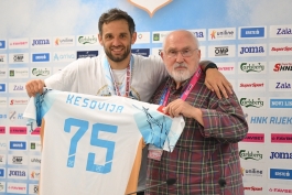 Radomir Đalović uručio prigodan dar Željku Kesoviji nakon posljednjega radijskog prenosa