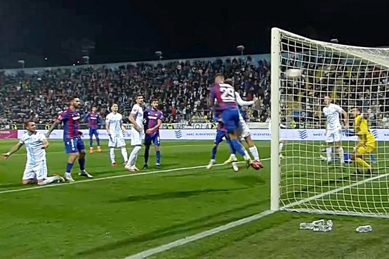 Trenutak odluke, Mlakar postiže pobjedonosni pogodak za Hajduk na Rujevici