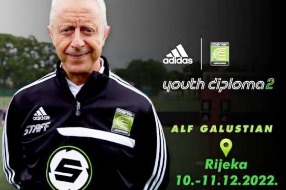 Suosnivač Coerver® Coachinga predaje polaznicima tečaja