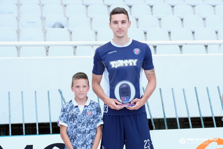 Zoran Nižić s trofejom najboljega igrača