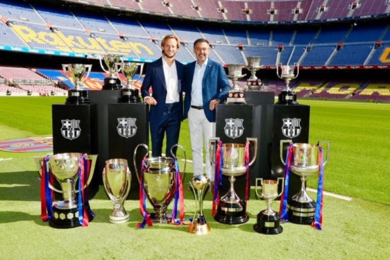 Rakitić i Bartomeu s trofejima koje je osvojio hrvatski reprezentativac