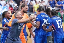 Pogledajte kako se Luis Enrique pokušao fizički obračunati s igračima Chelseaja