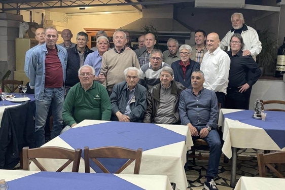 Ljubo Španjol u društvu nekadašnjih nogometaša Lučkog radnika