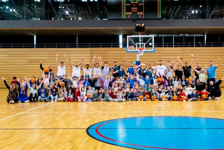 Košarkaše Kvarnera prije utakmice u Zadru posjetili mali prijatelji iz Dječjeg vrtića Zamet