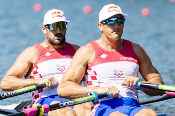 Braća Sinković pobjedom u polufinalnoj skupini osigurali direktan plasman u finale