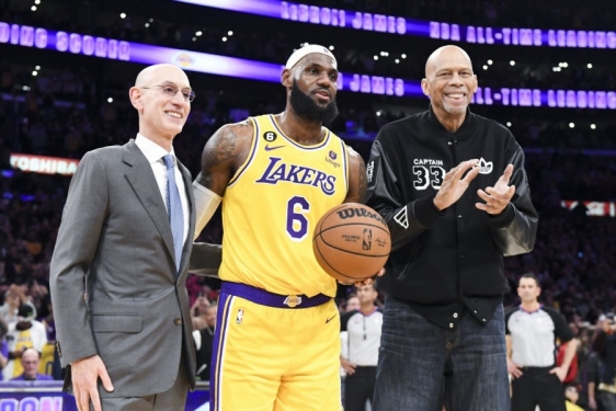  Adam Silver, LeBron James i Kareem Abdul-Jabbar