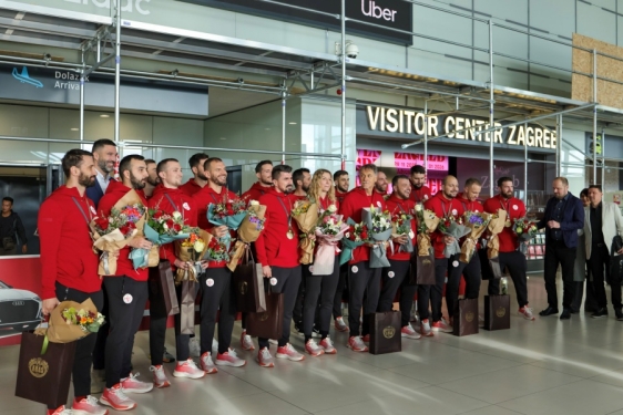 Zlatni rukometaši i Laura Štefanac svečano dočekani u zagrebačkoj zračnoj luci
