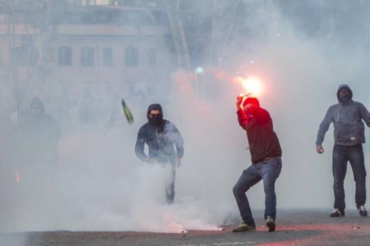 Ne mlate se samo u Splitu, gradski derbi u Rimu počeo sukobom navijača