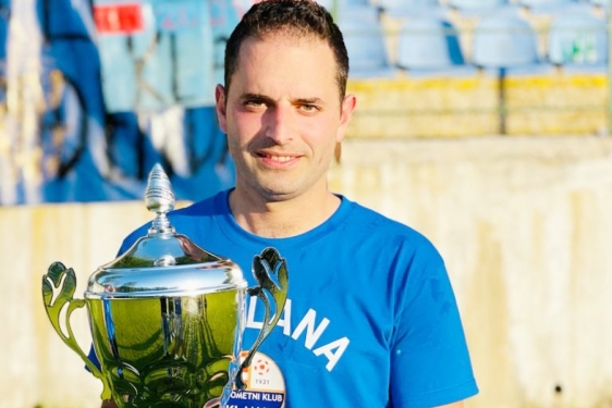 Nikola Kajtazi s pokalom prvaka prve županijske lige