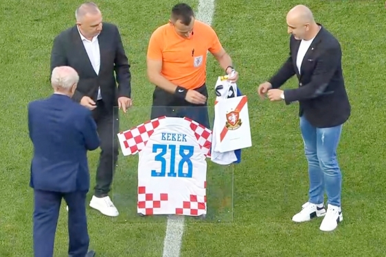 Ivan Bebek dobio darove na oproštaju