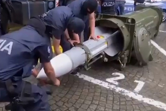 Talijanska policija u premetačini skloništa navijača pronašla raketu!