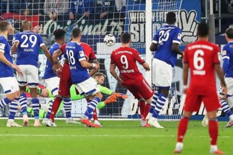 Navijači Schalkea podnijeli policiji prijavu protiv glavnog suca i VAR-sudaca