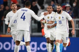 Karim Benzema slavi pogodak sa suigračima