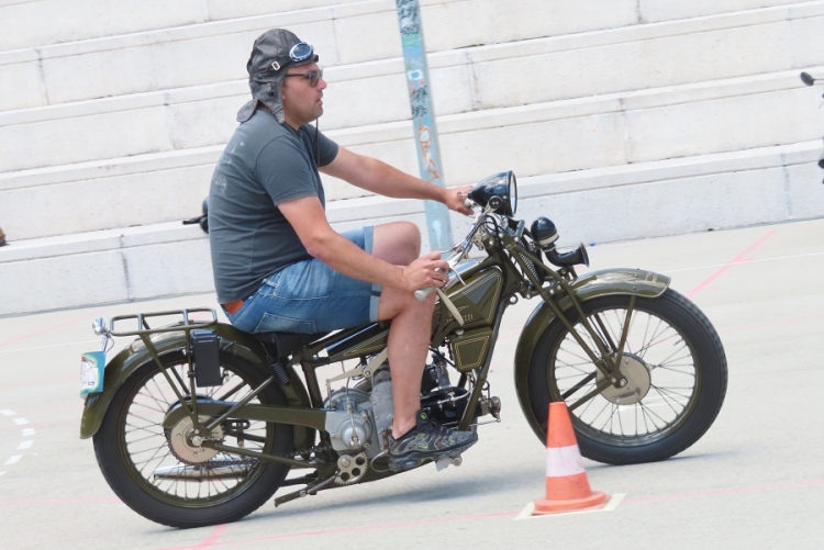 Igor Baral na svom Moto Guziju iz 1928. godine