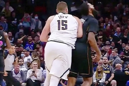 Trenutak ludila: Nikola Jokić brutalno nasrnuo na Markieffa Morrisa