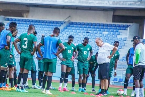 Emmanuel Banda (12) i Avram Grant
