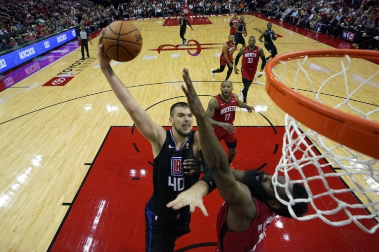 NBA Ivica Zubac odigrao vrhunsku partiju, suigrači mu darovali loptu
