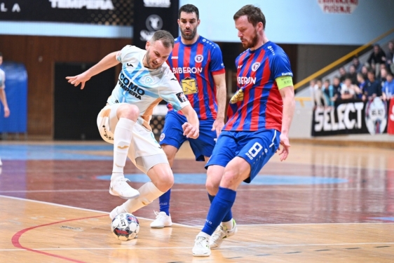 Luka Suton (Rijeka) i Mijo Mišerda (Torcida)