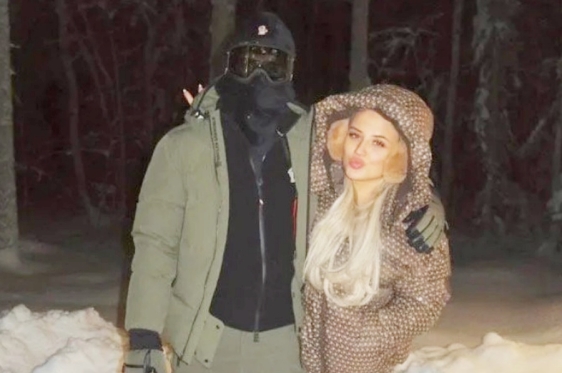 Zvijezda Premierlige odlučila na božićnoj čestitki objaviti fotografiju s maskom!