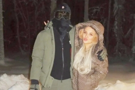 Zvijezda Premierlige odlučila na božićnoj čestitki objaviti fotografiju s maskom!