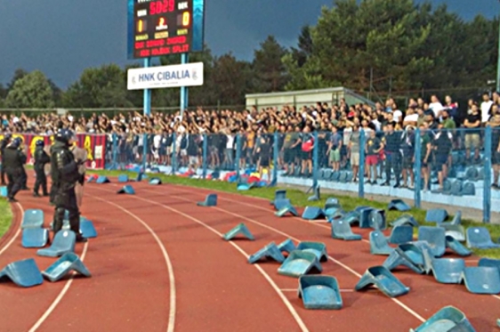 Hajduk čestitao sucima, letjele stolice,  a Gavranović ne bi o suđenju...