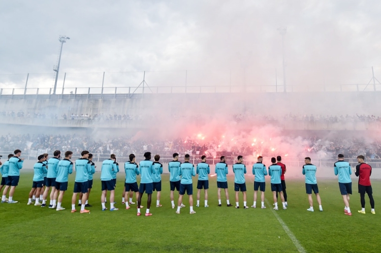 Sve je spremno za slavlje, Armada na treningu nogometaša Rijeke na Rujevici