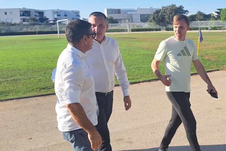 Biserko Zubović, direktor NK-a Novalja, Marijan Kustić i Dario Šimić na Straškom