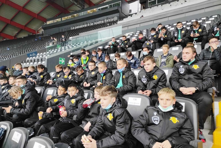 Mladi igrači Starog grada na tribinama stadiona Friuli, koji se  danas zove Dacia Arena 