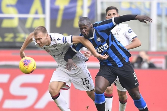 Ragnan Klavan (Cagliari) i Romelu Lukaku (Inter)