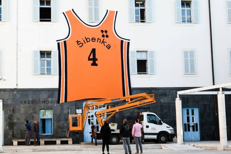 Draženov dres izvješen na zgradi uprave Grada Šibenika