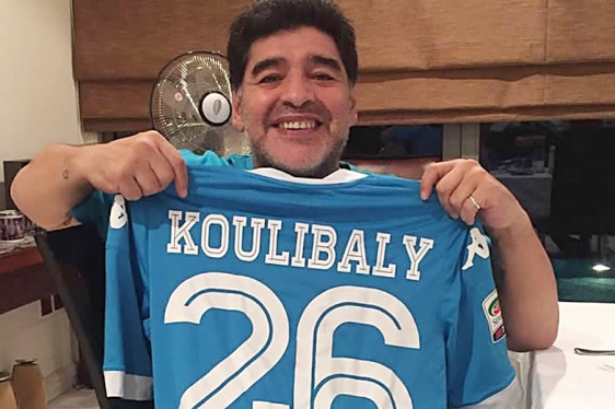 Diego Maradona s dresom Kalidoua Koulibalyja osudio rasizam u  nogometu