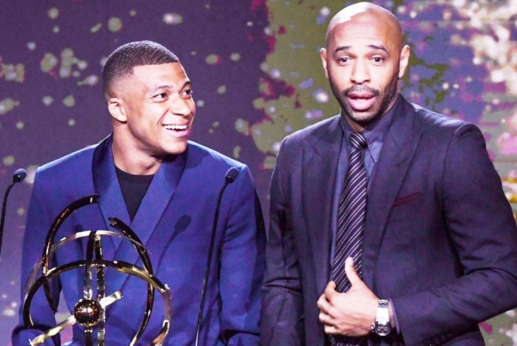 Kylian Mbappe i Thierry Henry tijekom svečanoga proglašenja 