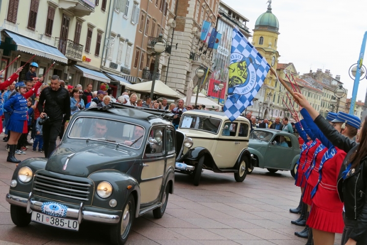 Spektakularan susret povijesnih vozila oduševio