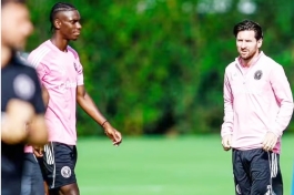 Allen Obando i Leo Messi