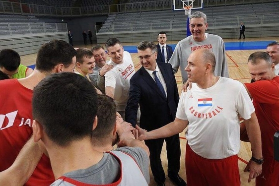 Andrej Plenković posjetio košarkaške tijekom treninga u Varaždinu