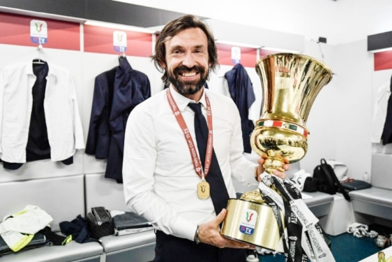 Andrea Pirlo s trofejom