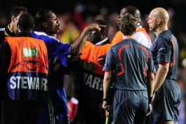 Didier Drogba i Tom Henning Ovrebo, podsjetnik na 2009. godinu