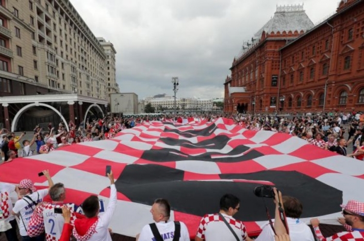 Skupina navijača iz Crikvenice i Bribira  u Moskvi razvili najveću hrvatsku zastavu